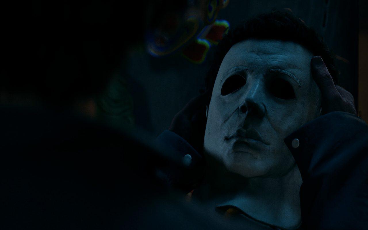 Michael Myers, le visage couvert de son masque blanc, dans la pénombre