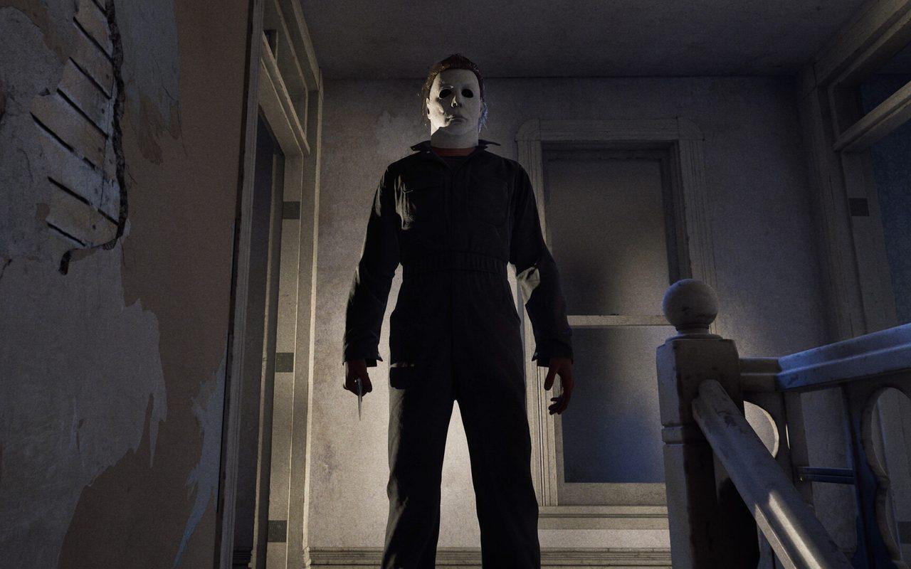 Michael Myers immobile sur le perron d'une maison, masque blanc et combinaison sombre