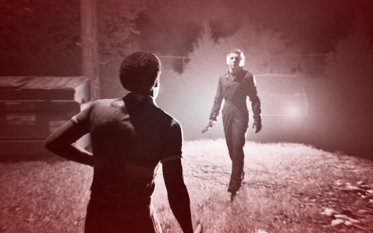 Michael Myers s'avance vers un survivant dans un halo de lumière rouge
