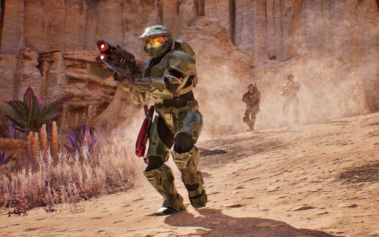 Master Chief en armure verte avance dans un canyon de Halo: Campaign Evolved, suivi de deux Marines