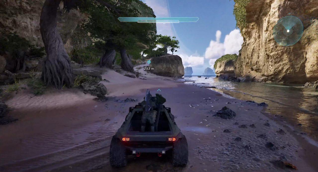 La même plage dans Halo: Campaign Evolved, entre falaises, végétation dense et reflets sur l'eau