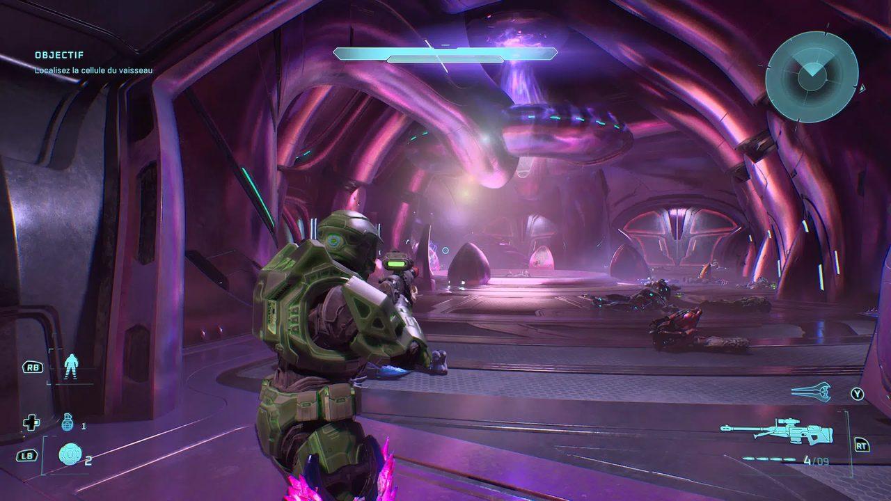 Le Major vise dans un couloir violet d'un vaisseau covenant, interface du jeu en français