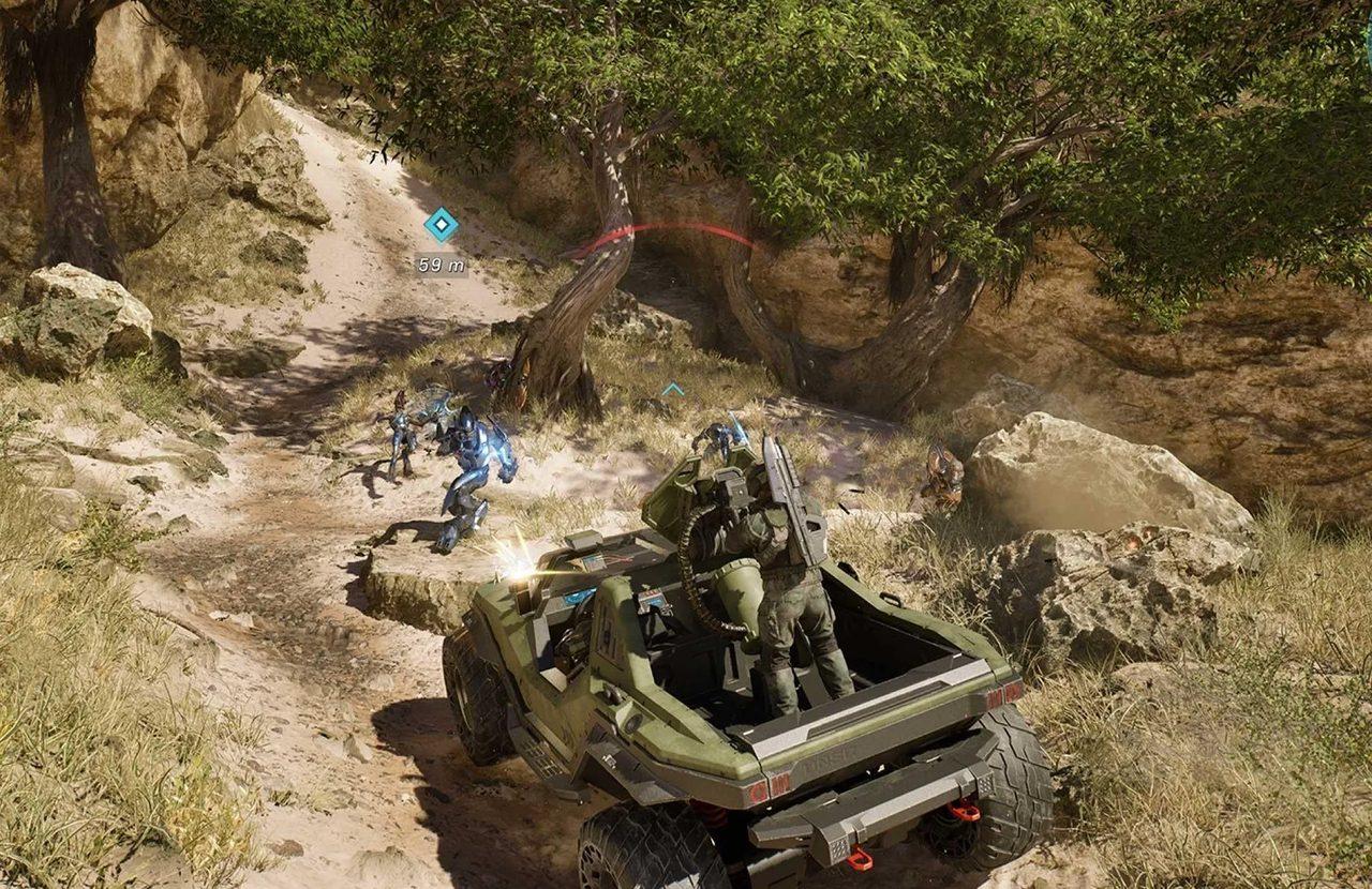 Le Warthog et son mitrailleur foncent vers un groupe de Covenants dans un canyon de Halo: Campaign Evolved