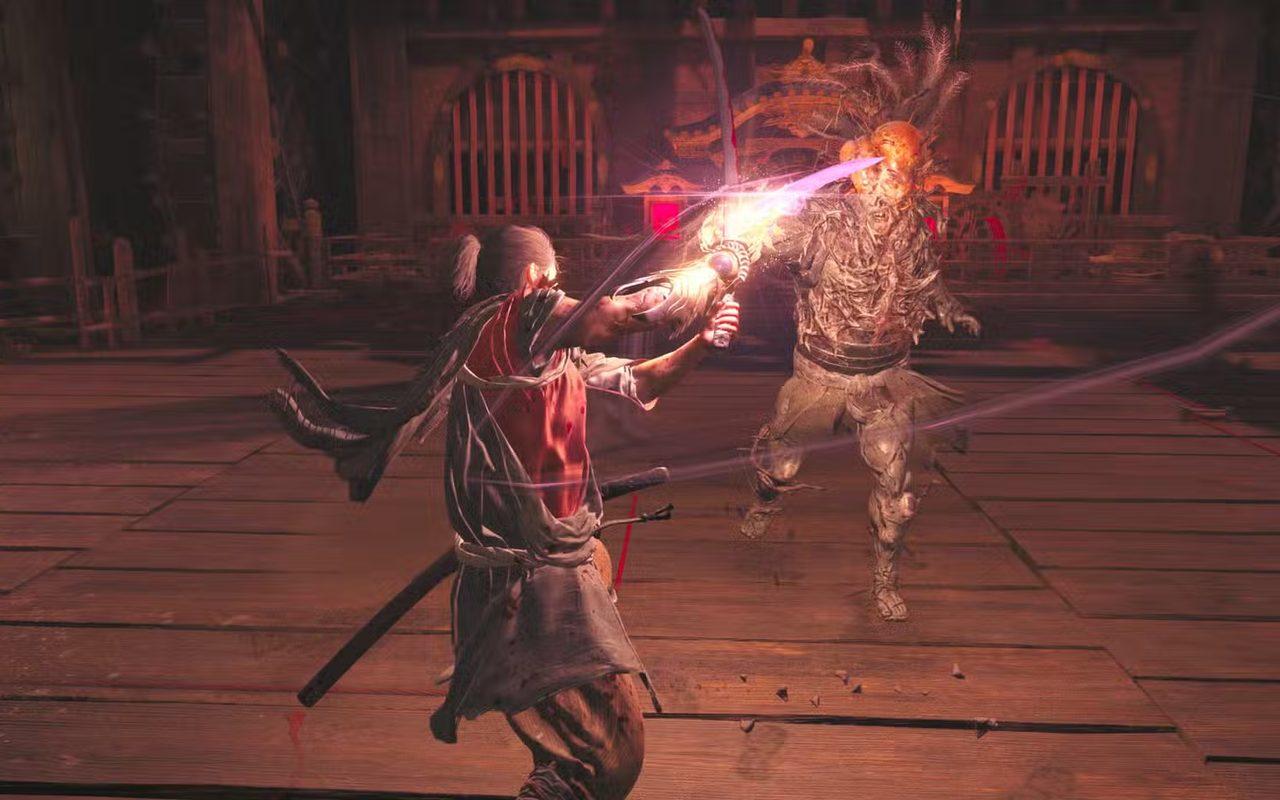 Musashi frappe un démon dans une salle rouge, son gantelet chargé d'énergie