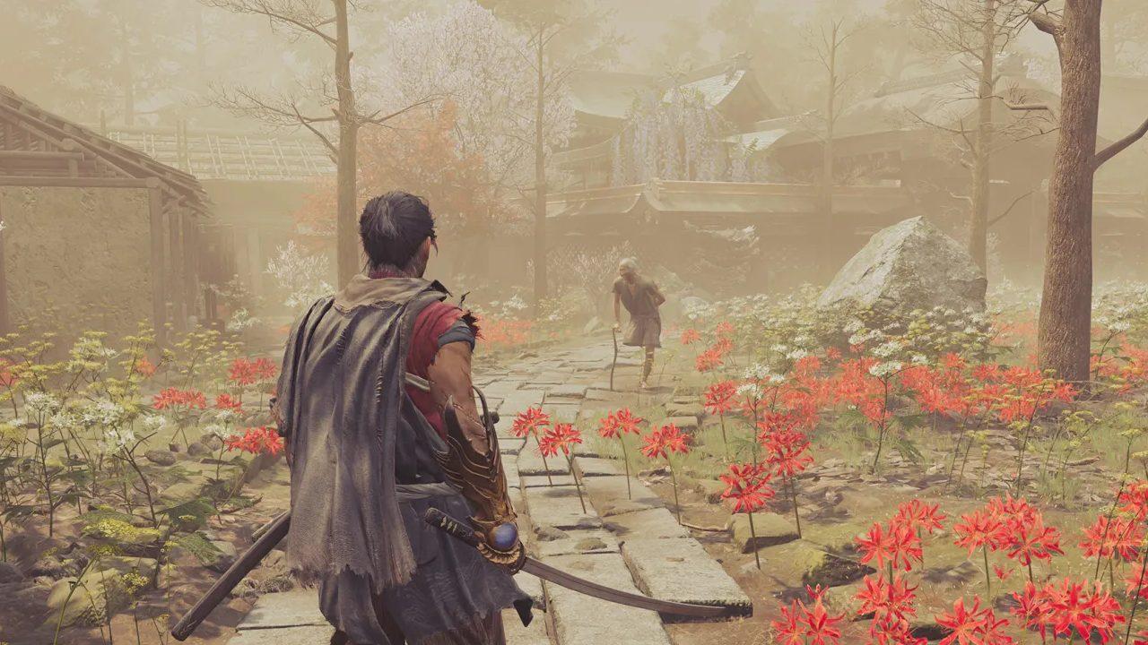Musashi marche sur un chemin dallé bordé de fleurs rouges