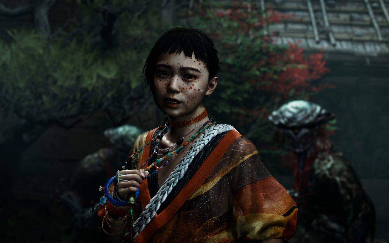 Une jeune femme au visage taché de sang, dans une ruelle de Kyoto