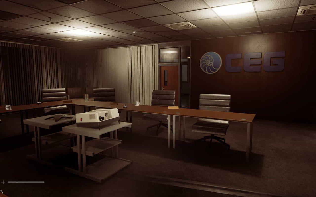 Un bureau désert éclairé par des néons, chaises et tables à leur place