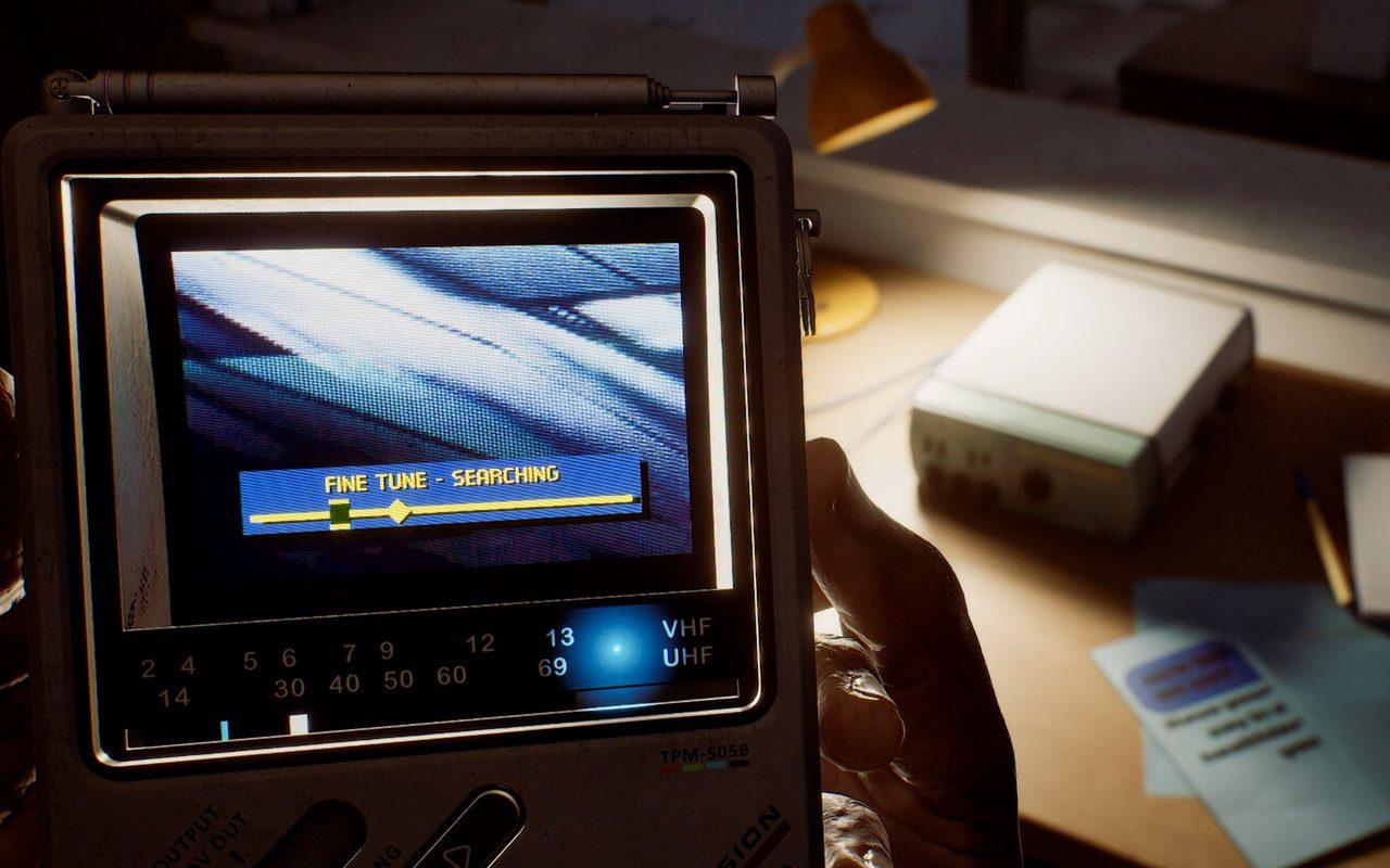 L'écran de la CRTV cherche un signal, au-dessus d'un bureau couvert de documents