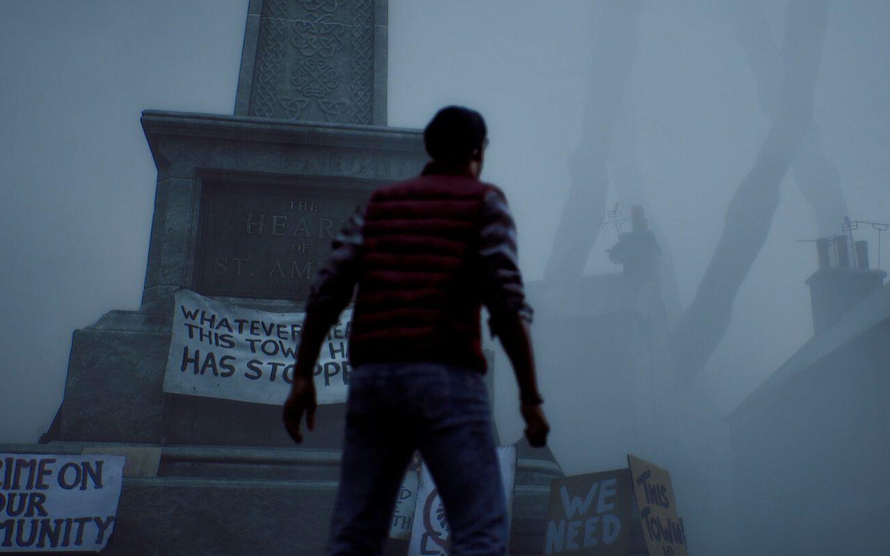 Simon, de dos, marche dans la brume au pied d'un monument couvert de pancartes