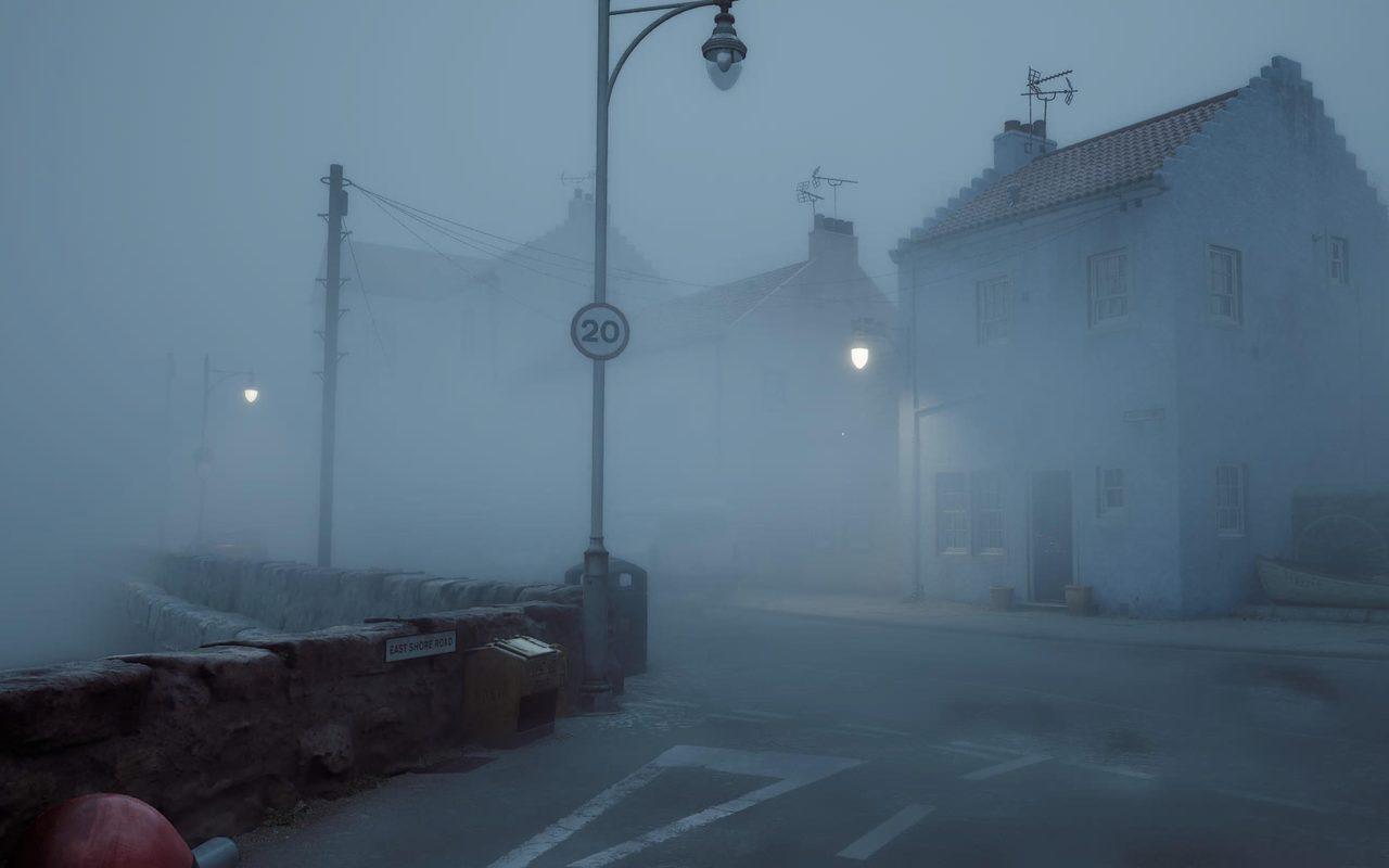 Une rue de St. Amelia noyée dans la brume, entre maisons blanches et réverbères