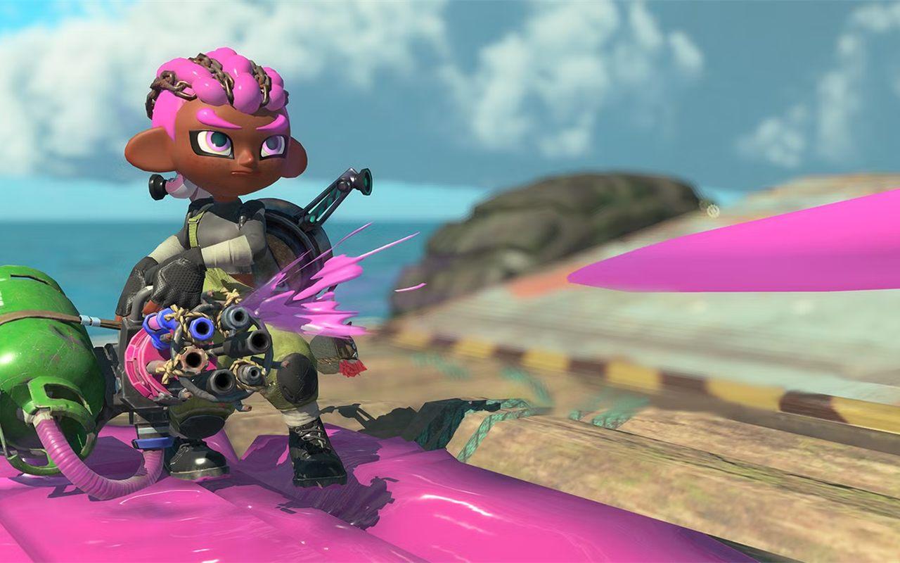 Un personnage arrose le sol d'encre rose avec une arme à répétition