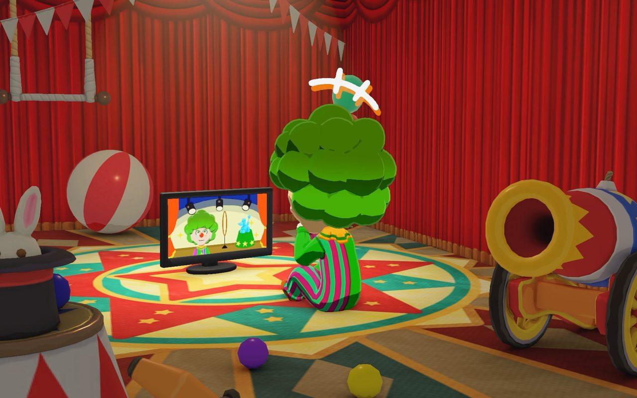 Un Mii déguisé en arbre devant un téléviseur, dans une salle de jeux