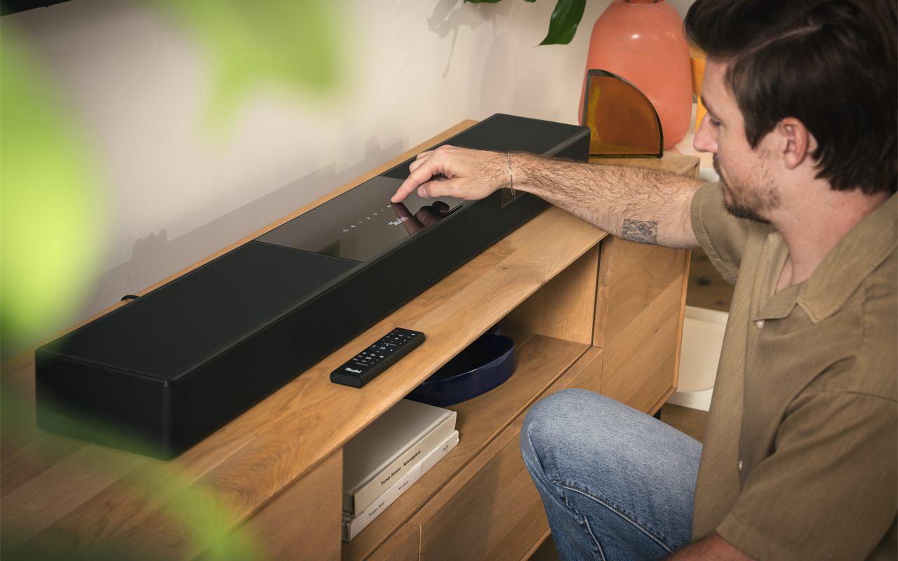 Réglage de la Teufel Cinebar Pro 2 noire sur ses commandes tactiles
