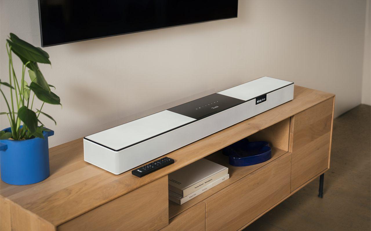 La Teufel Cinebar Pro 2 en finition blanche posée sous le téléviseur