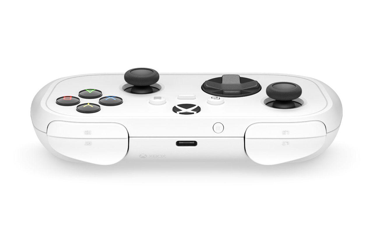 La tranche de la manette Xbox Nano avec ses gâchettes et son port USB-C