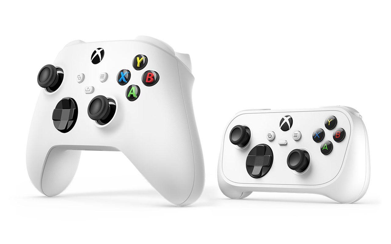 La manette Xbox Nano posée à côté de la manette sans fil Xbox classique