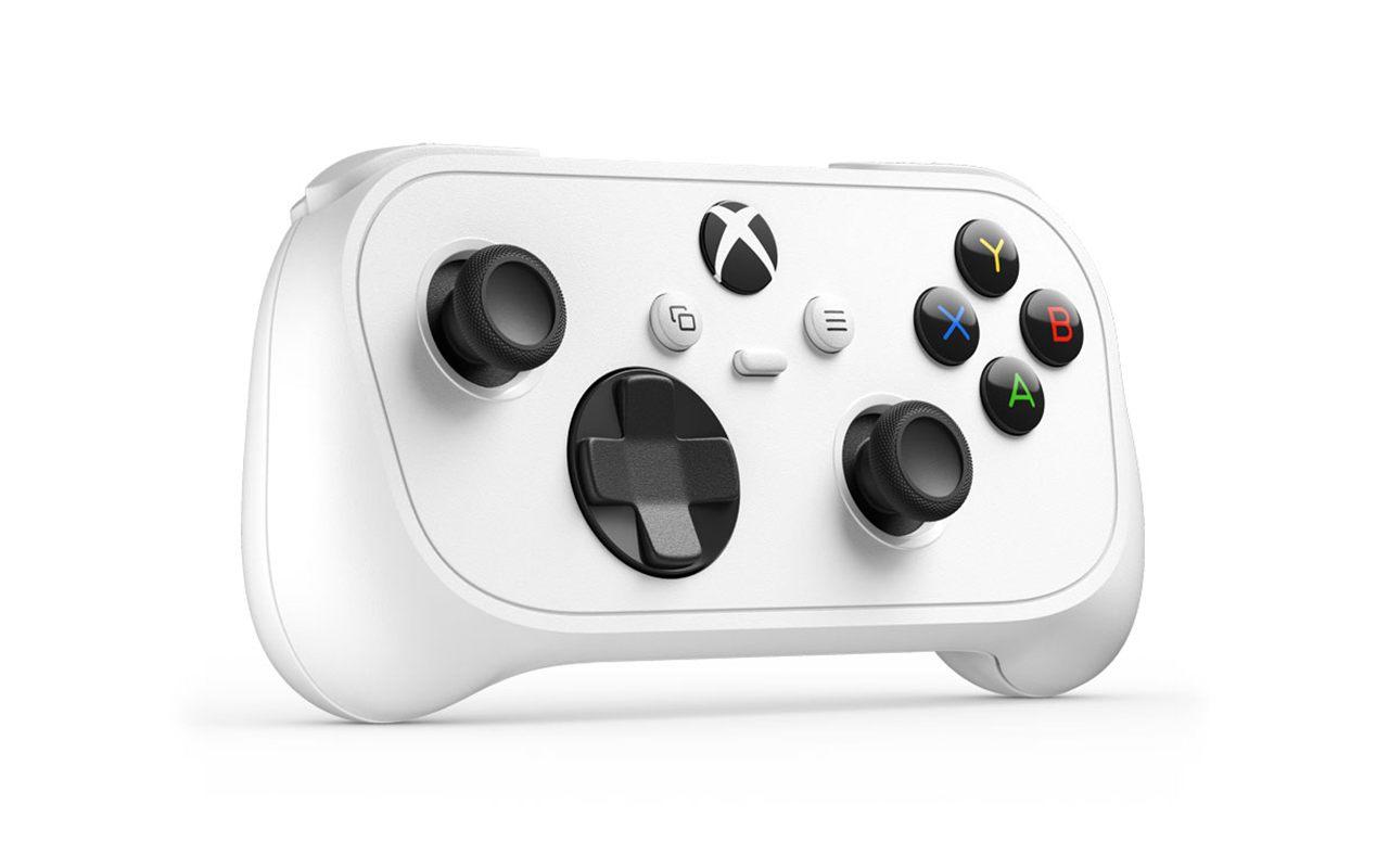 Vue de trois quarts de la manette Xbox Nano blanche, sticks et croix noirs