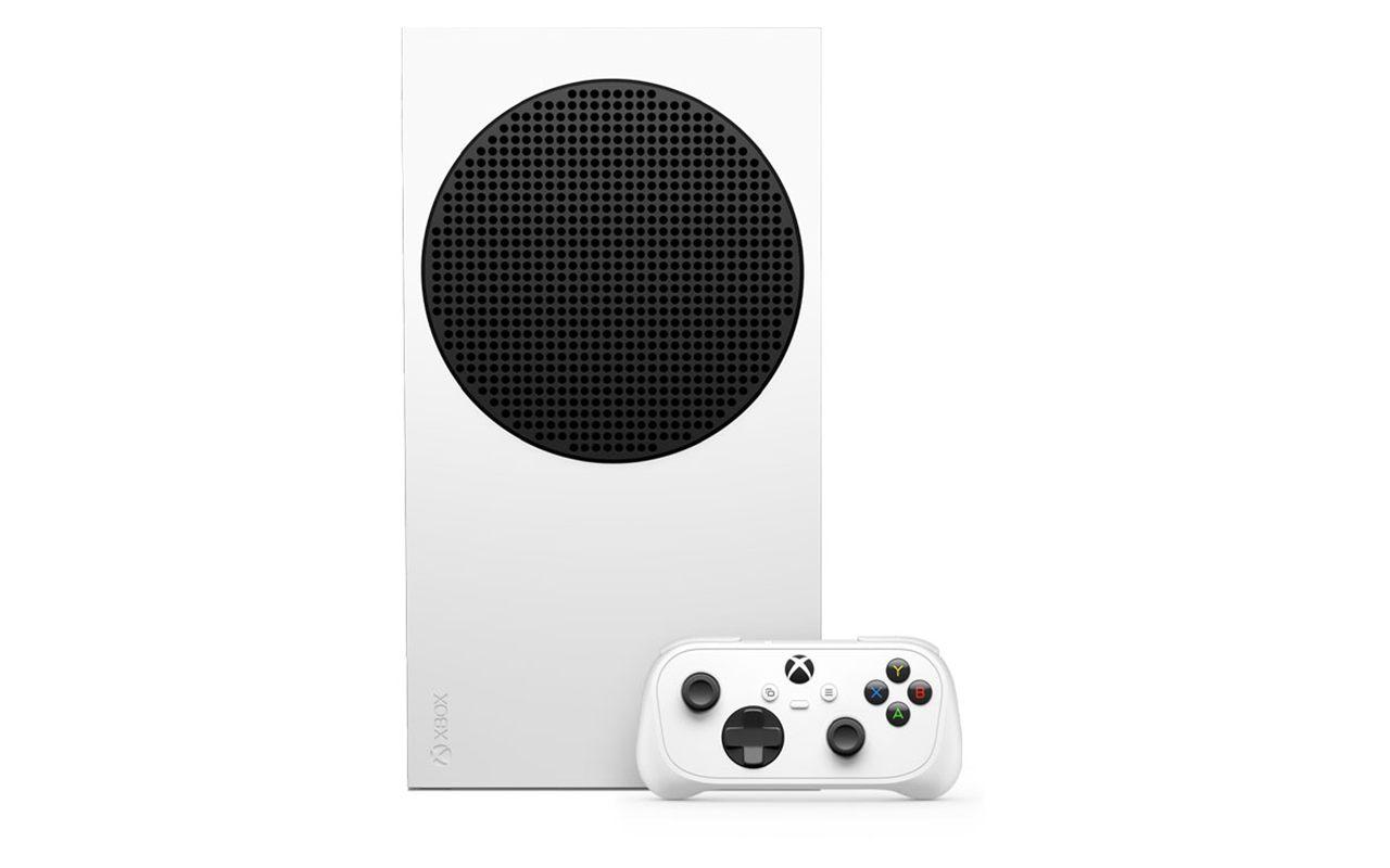 La manette Xbox Nano posée devant une console Xbox Series S