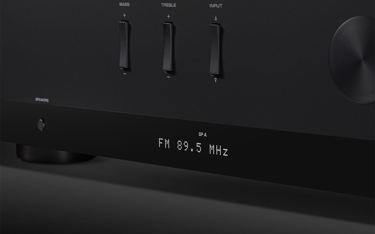 Afficheur du Yamaha R200A réglé sur une station FM, sous les commandes de façade