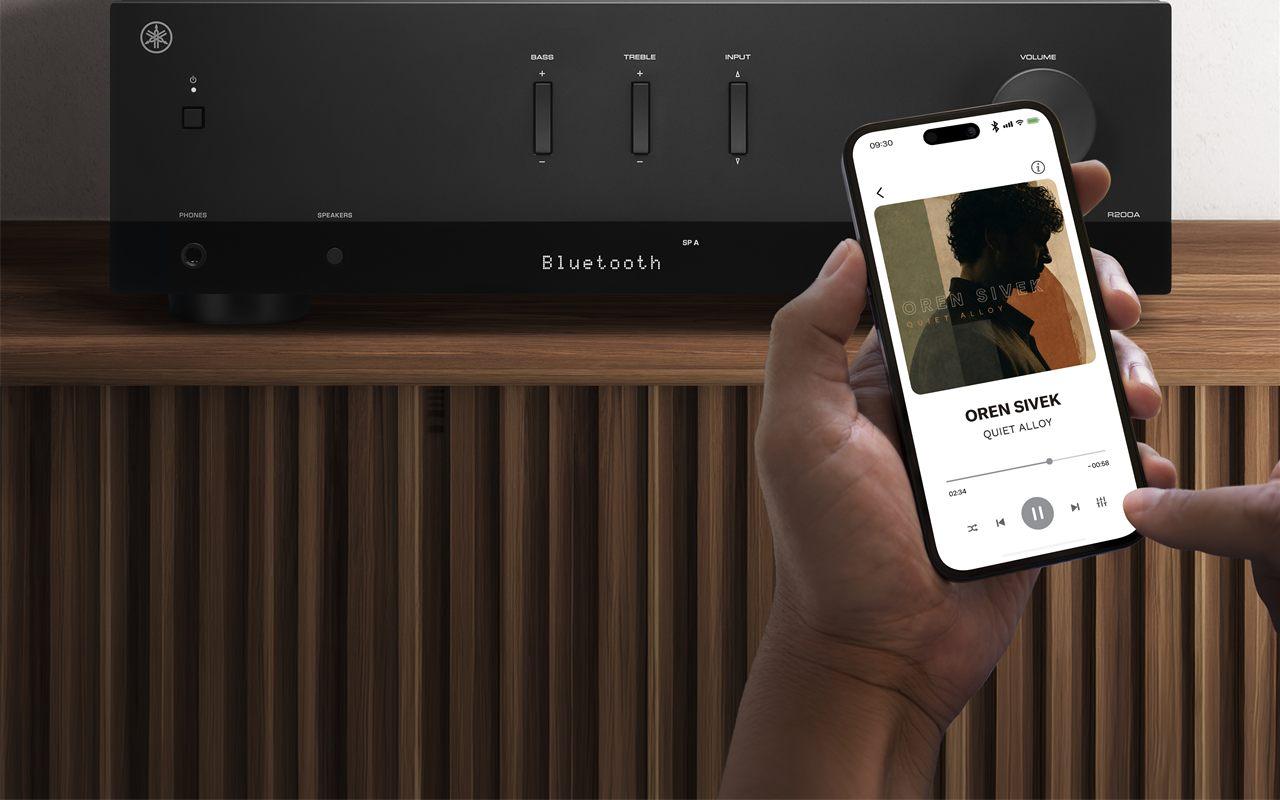 Un smartphone diffuse de la musique en Bluetooth vers l'ampli-tuner Yamaha R200A