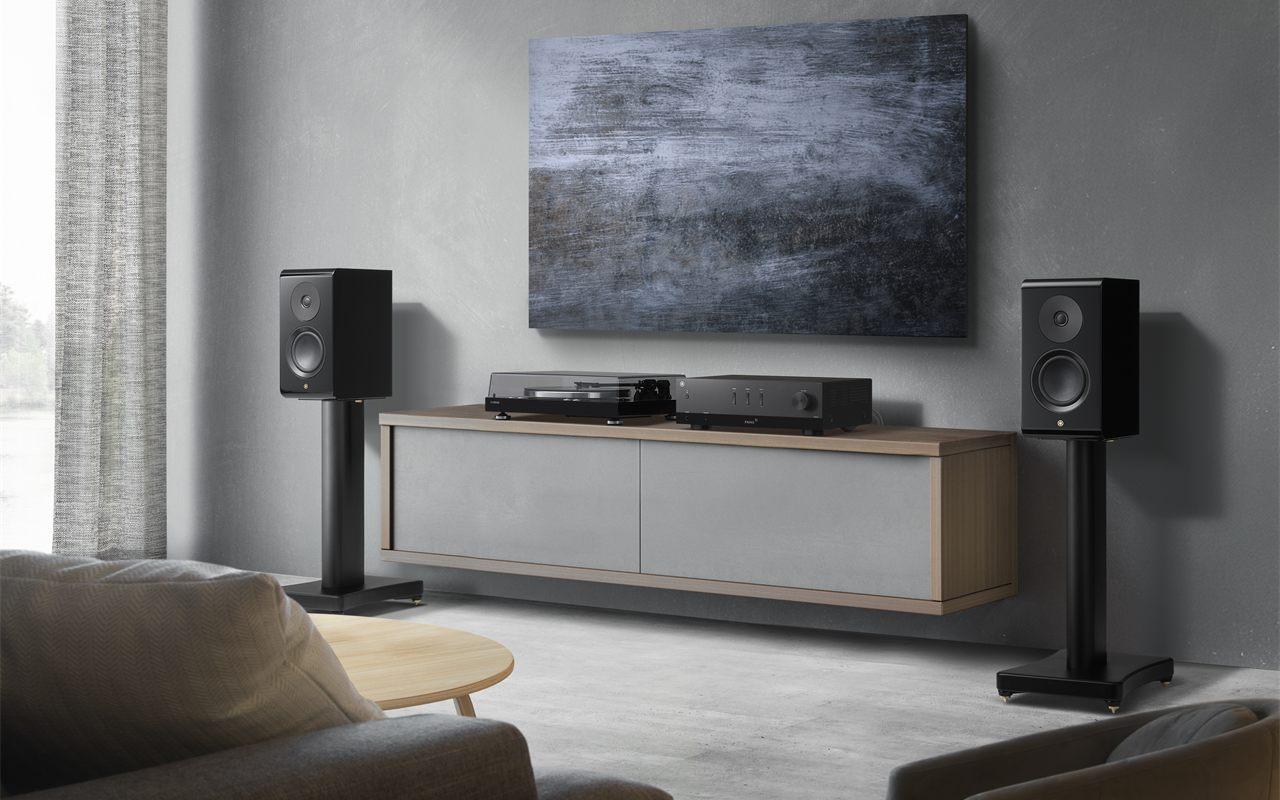 Une chaîne Hi-Fi avec le Yamaha R200A, une platine vinyle et deux enceintes sur pied