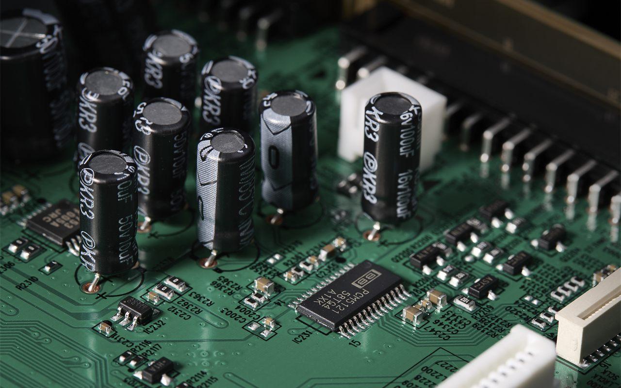 Gros plan sur les condensateurs et les circuits de l'ampli-tuner Yamaha R200A