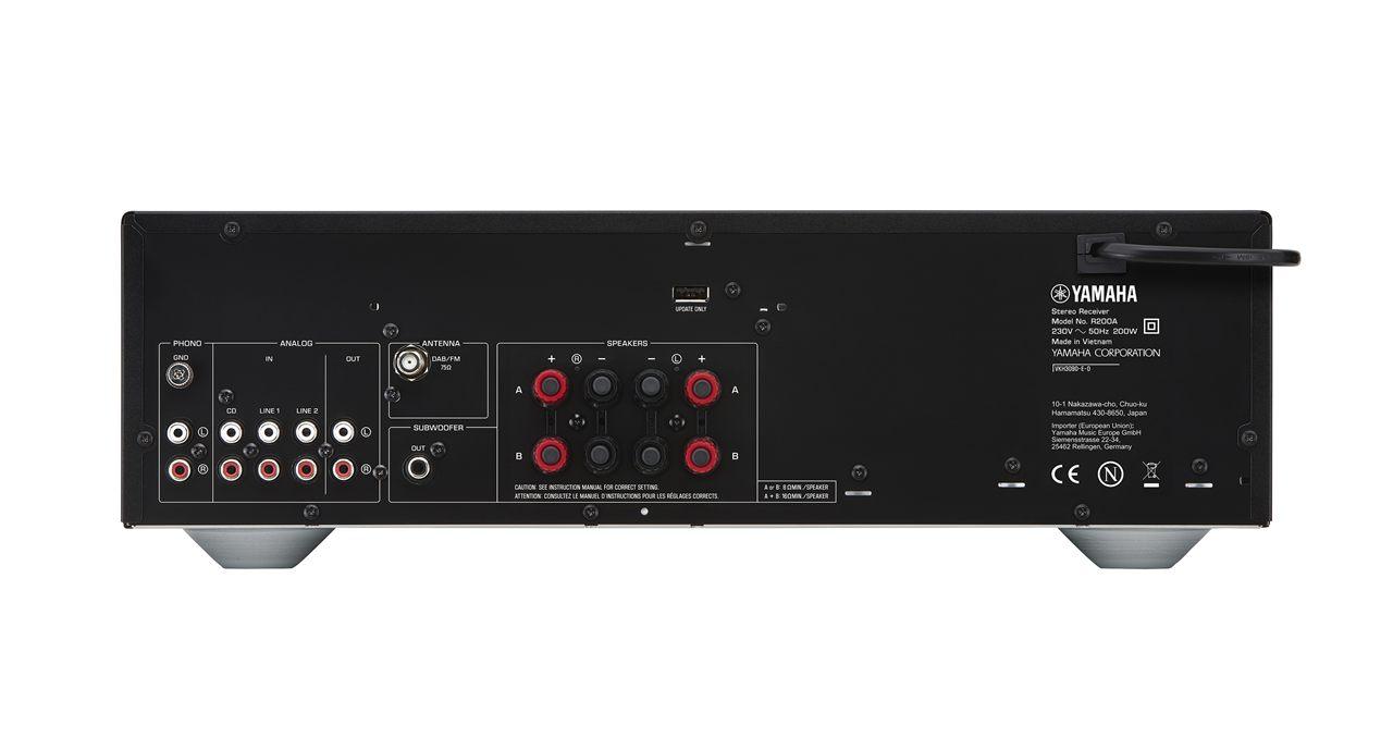 Face arrière du Yamaha R200A avec entrée phono, entrées ligne, sortie caisson et bornes A/B
