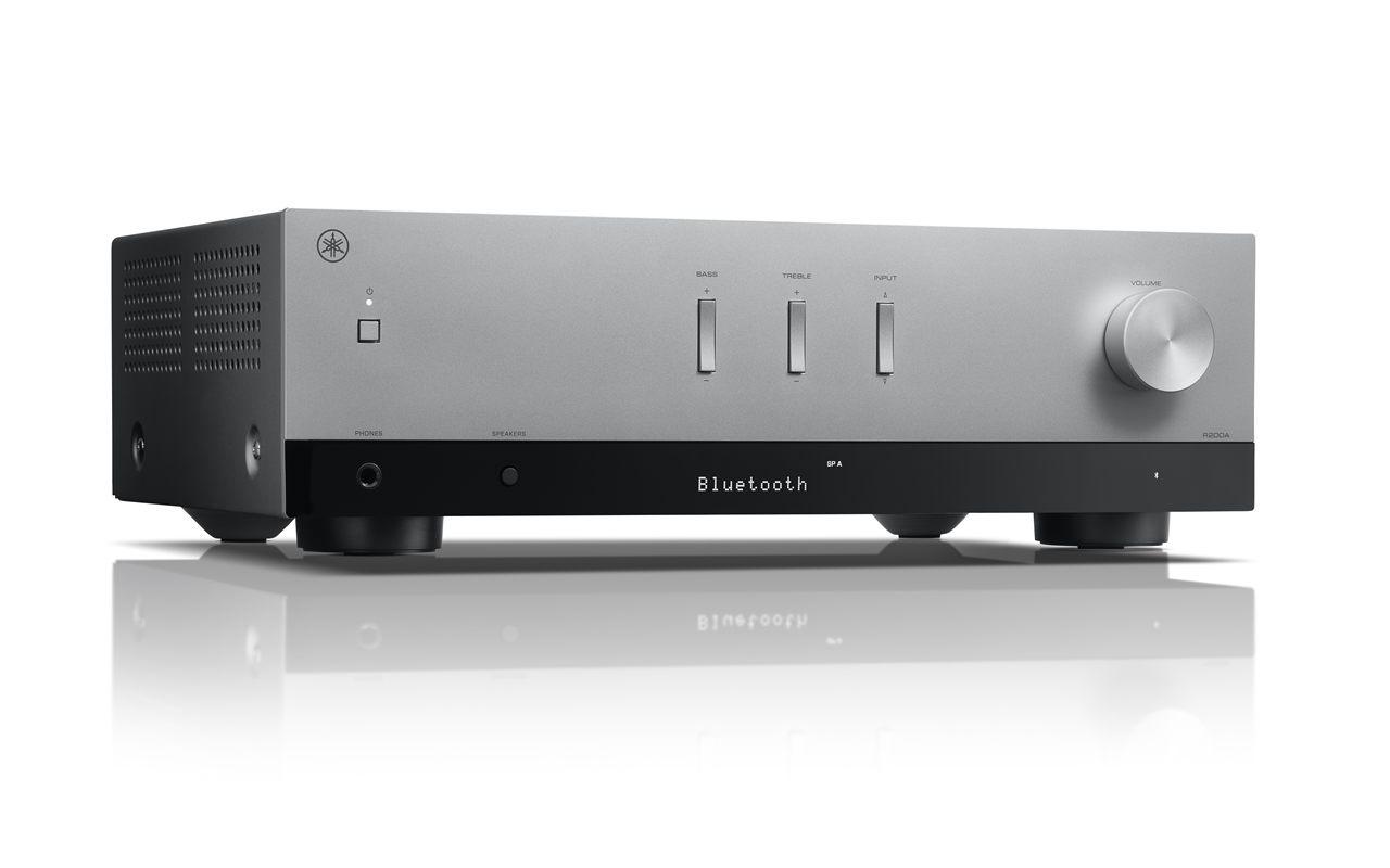 L'ampli-tuner Yamaha R200A en finition argent, façade argentée et flancs noirs