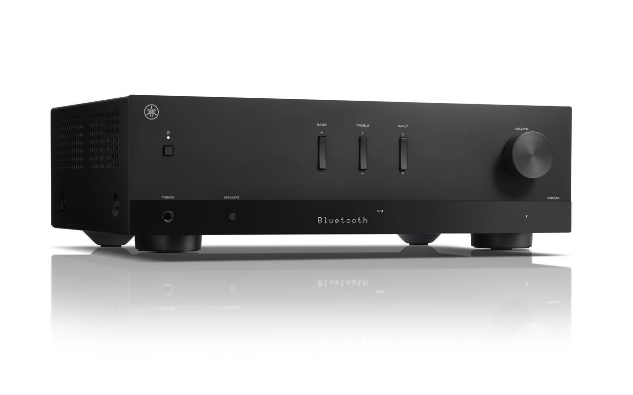 L'ampli-tuner Yamaha R200A en finition noire, vu de trois quarts