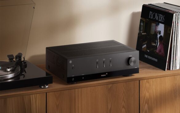 Écouter vos vinyles sur votre propre chaîne Hi-Fi : c&rsquo;est le plaisir que le nouvel ampli-tuner Yamaha R200A promet de vous offrir, même si vous débutez.