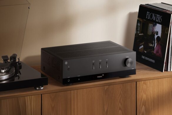 Écouter vos vinyles sur votre propre chaîne Hi-Fi : c&rsquo;est le plaisir que le nouvel ampli-tuner Yamaha R200A promet de vous offrir, même si vous débutez.